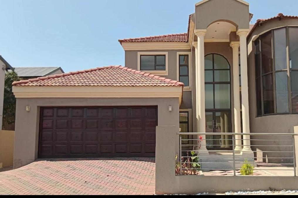 STUNNING 5 BEDROOM FAMILY HOME IN PRIME BENDOR - R3,400,000